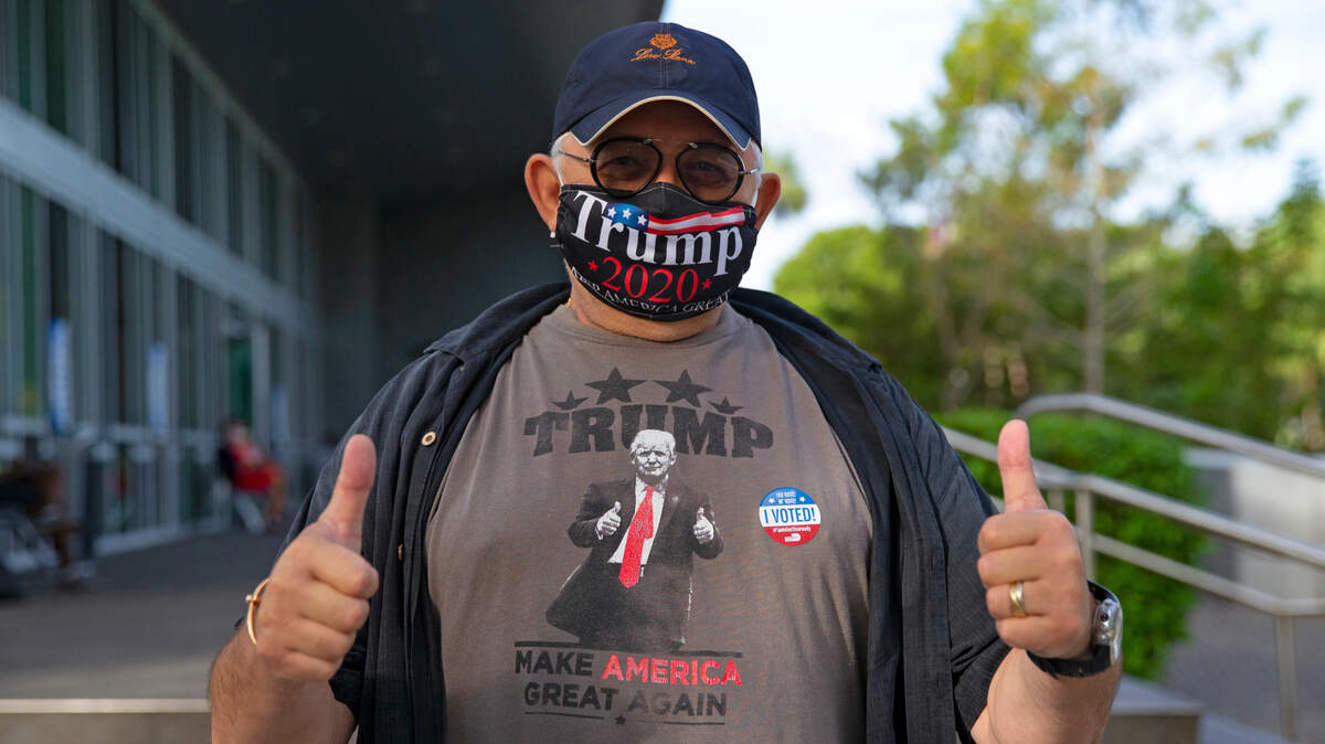 Un simpatizante del presidente Donald Trump da su señal de aprobación después de votar el miércoles 28 de octubre de 2020, en la Biblioteca Northeast Dade – Aventura Branch, en Aventura, Florida.