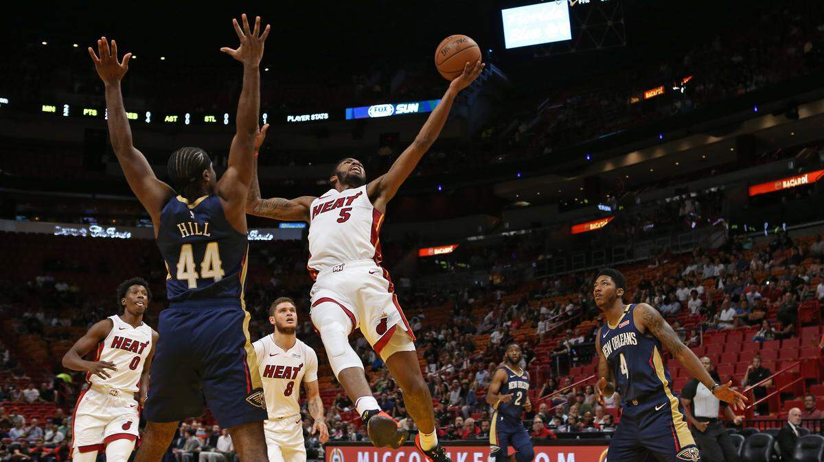 Derrick Jones Jr., del Heat, entra al aro ante el delantero de los Pelicans Solomon Hill, este 10 de octubre en el American Airlines Arena.