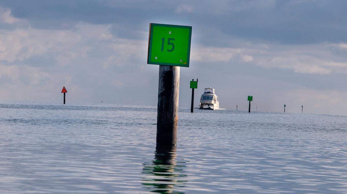 A boat heads south toward Key Largo and Ocean Reef Club, approaching channel marker 15 in Biscayne Bay, Thursday, Sept. 08, 2022. On Sept. 4, 2022, George Pino slammed his 29-foot Robalo into that concrete marker, hurtling Pino, his wife and 12 teenage girls into the bay. A student at Our Lady of Lourdes Academy was killed in the boat crash and her classmate was severely brain injured.
