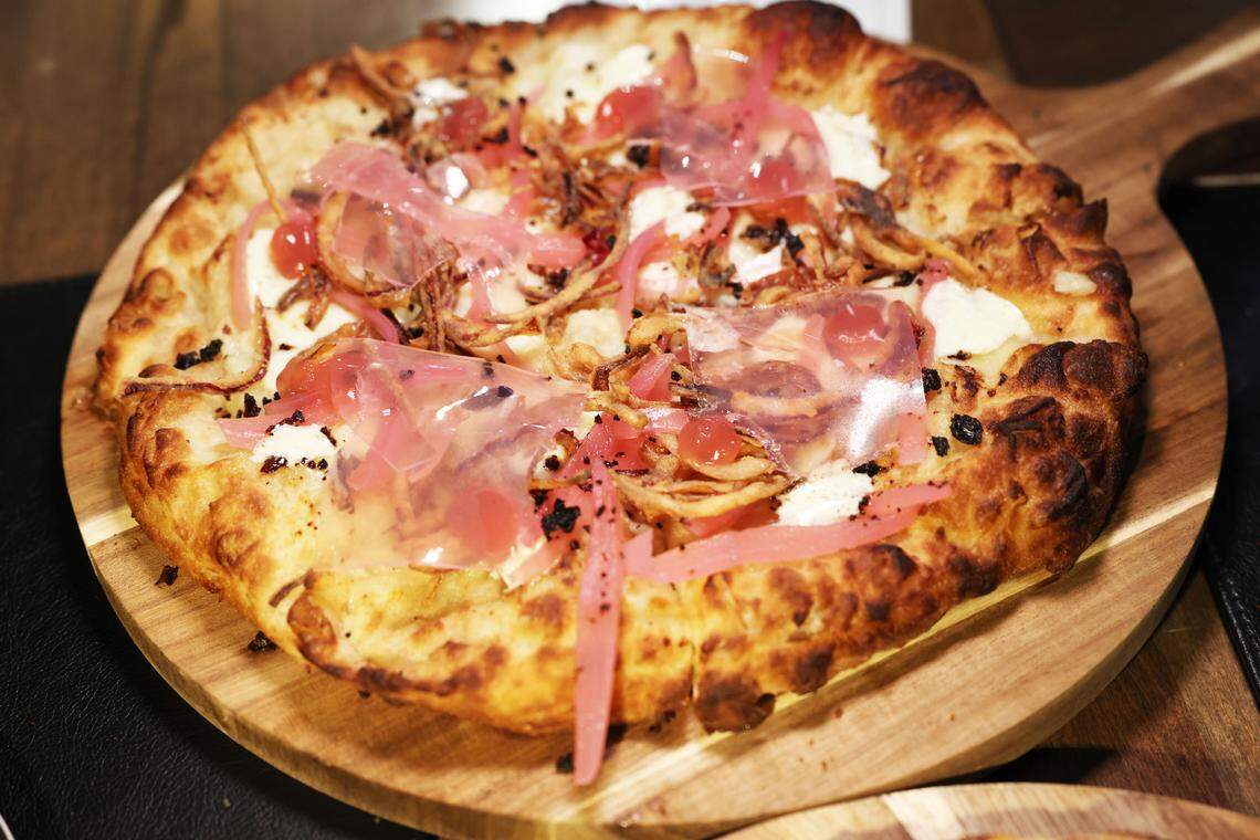 Le 7 Consistenze della Cipolla pizza features onion cooked seven different ways.