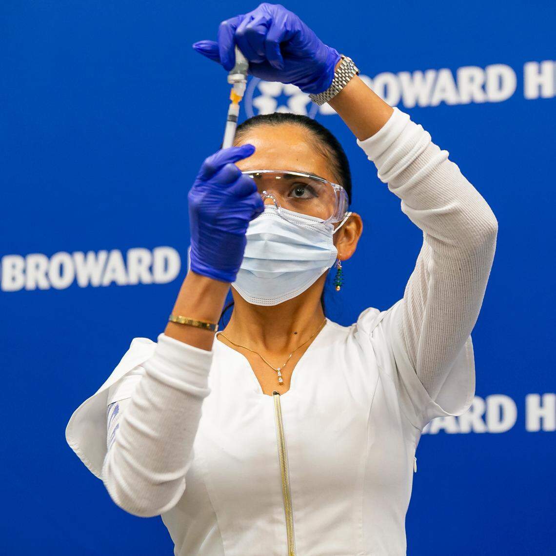 Leonida Lipsh se prepara para poner una vacuna de Moderna contra el COVID-19 en el Broward Health Imperial Point, en Fort Lauderdale, Florida.