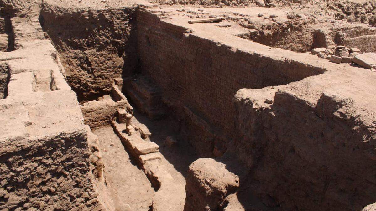 Archaeologists excavating the ruins of a temple in Esna found a cabin, weapons storehouse with pottery grenades, and bathroom with bathtubs.