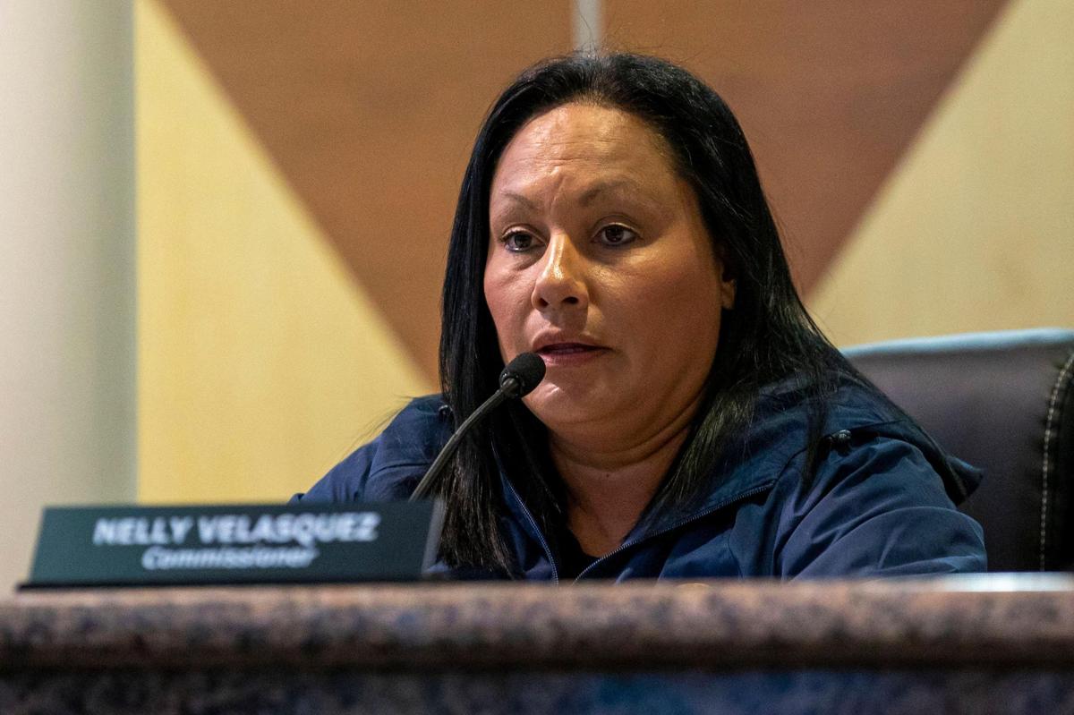 La comisionada Nelly Velásquez se dirige a la comisión de la ciudad de Surfside y a los constituyentes durante una reunión dentro del Ayuntamiento en Surfside, Florida, el martes 8 de marzo de 2022.