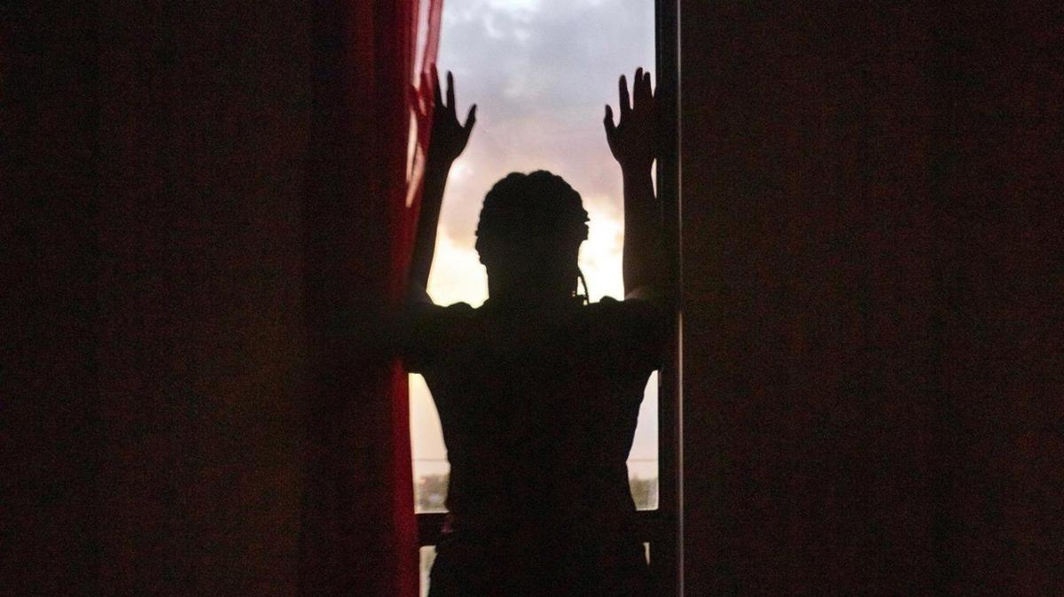 Michelle, una inmigrante haitiana que vive en Miami, lucha con la posible pérdida de su Estatus de Protección Temporal y la difícil decisión de quedarse o salir de Estados Unidos por su cuenta y evitar una posible detención.