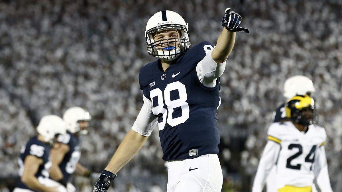 Penn State's Mike Gesicki (88) points to the fans after a touchdown against Michigan during the second half of an NCAA college football game in State College, Pa., Saturday, Oct. 21, 2017. Penn State won 42-13.