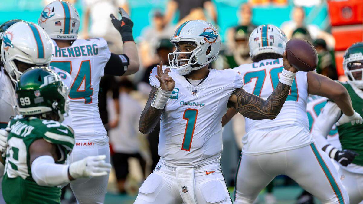 El quarterback de los Dolphins Tua Tagovailoa se prepara para lanzar el ovoide en la segunda mitad del partido ante los Jets de Nueva York, celebrado el 8 de diciembre de 2024 en el Hard Rock Stadium en Miami Gardens, Florida.