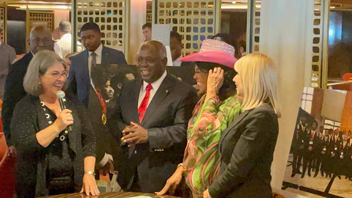 De izquierda a derecha: la alcaldesa de Miami-Dade, Daniella Levine Cava, el primer ministro de Bahamas Philip Davis, la legisladora Frederica S. Wilson y la presidenta de la Junta Escolar de Miami-Dade, Mari Tere Rojas, durante un acto en el que la legisladora Wilson anunció la apertura del primer capítulo internacional del programa 5000 Role Models of Excellence en Bahamas el 1 de octubre de 2023.