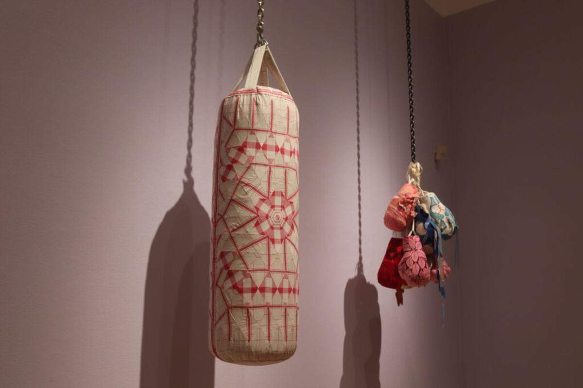 Las esculturas de Zoe Buckman combinan el equipamiento de boxeo con el arte textil, un medio tradicionalmente considerado femenino.