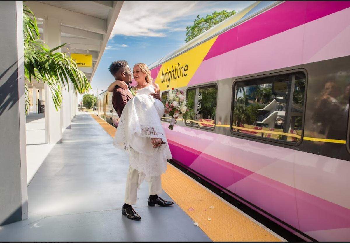 Megan Michelle Gabelman y Jean-Phillipe Charles se casaron el martes a bordo de un tren de Brightline que viajaba de West Palm Beach a Fort Lauderdale.