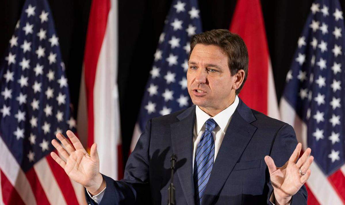 El gobernador Ron DeSantis, durante una conferencia de prensa en la secundaria Christopher Columbu el  27 de marzo de 2023 en Miami. 