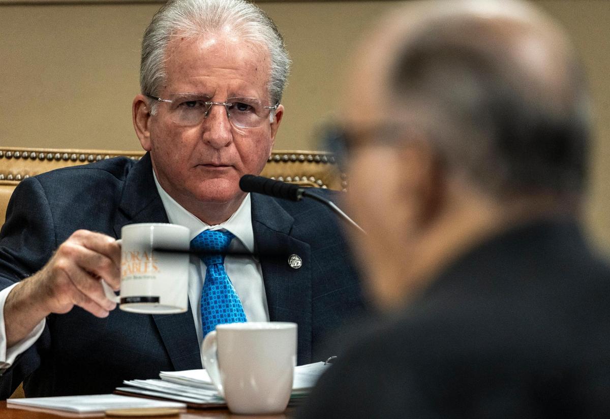El administrador municipal, Peter Iglesias, escucha a los oradores durante la reunión de la Comisión Municipal de Coral Gables, el martes 13 de febrero de 2024.
