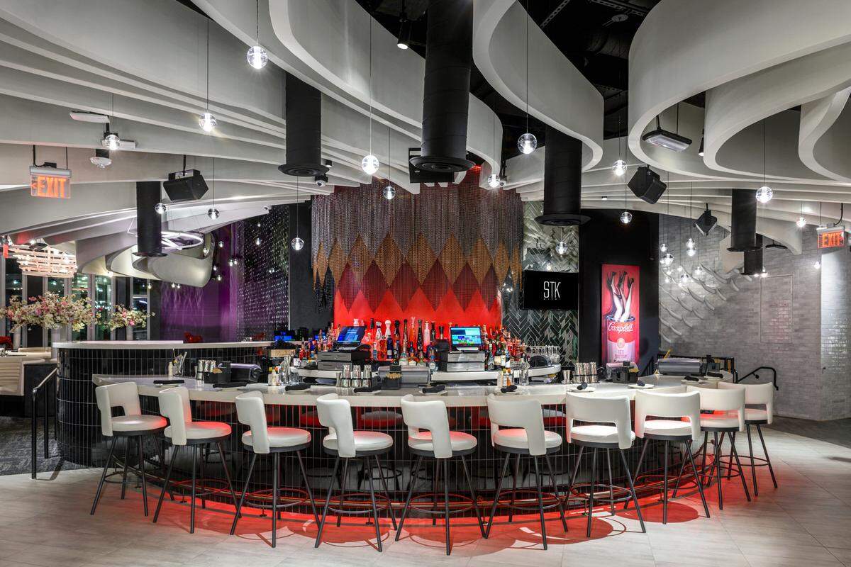 The bar at STK Steakhouse in Aventura.