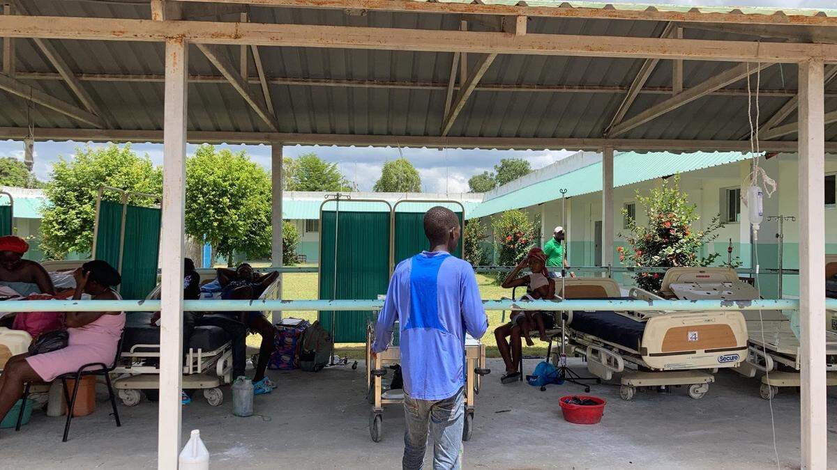 Lesionados del terremoto de magnitud 7.2 del sábado en Haití buscan ayuda médica en los hospitales que están saturados de pacientes y deben evacuar a los más graves para que reciban atención médica en otro lugar.