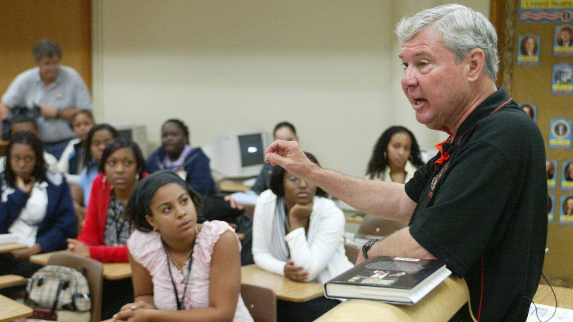 FOR LOCAL -- 9/17/2004 -- BOB GRAHAM DOES HIS 400TH WORKDAY AT CAROL CITY HIGH SCHOOL -- MIAMI HERALD STAFF PHOTO BY CHUCK FADELY -- Senator Bob Graham teaches an Advanced Placement Government class Friday, September 17, 2004 at Miami Carol City Senior High School. His 400th workday was back at the school where he started his workdays in the 1970’s. He was the guest teacher for Natilee Brown Van’s class of high school seniors, part of the Legal & Public Affairs Magnet program.