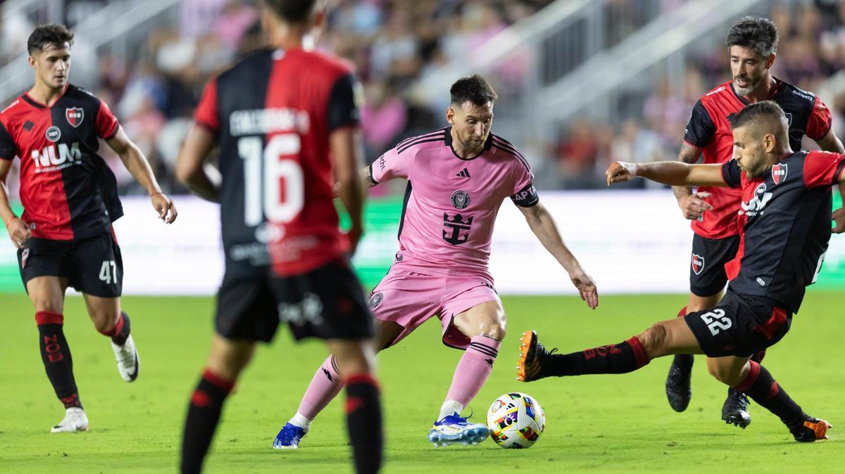 Inter Miami forward Lionel Messi (10) tries to make his way past Newell’s Old Boys midfielder Marcos Portillo (22) in the first half of a friendly soccer match at DRV PNK Stadium on Thursday, Feb. 15, 2024, in Fort Lauderdale, Fla.
