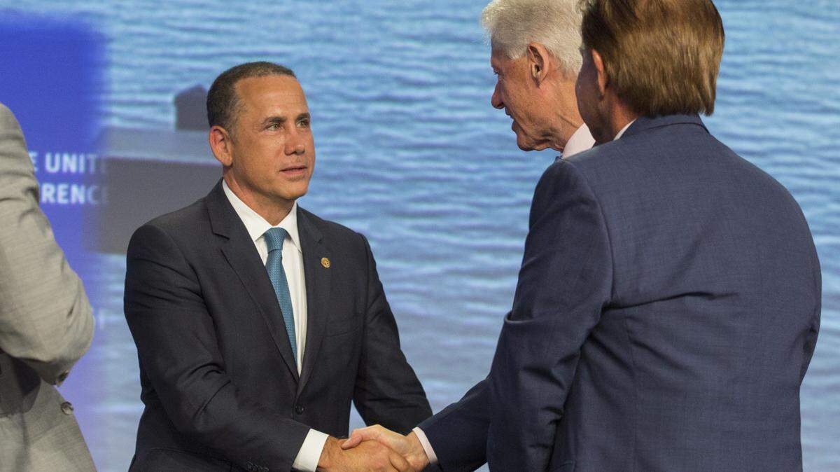 Miami Beach Mayor Philip Levine shakes hands with former president Bill Clinton during a luncheon at the United States Conference of Mayors on Saturday, June 24, 2017, in Miami Beach.