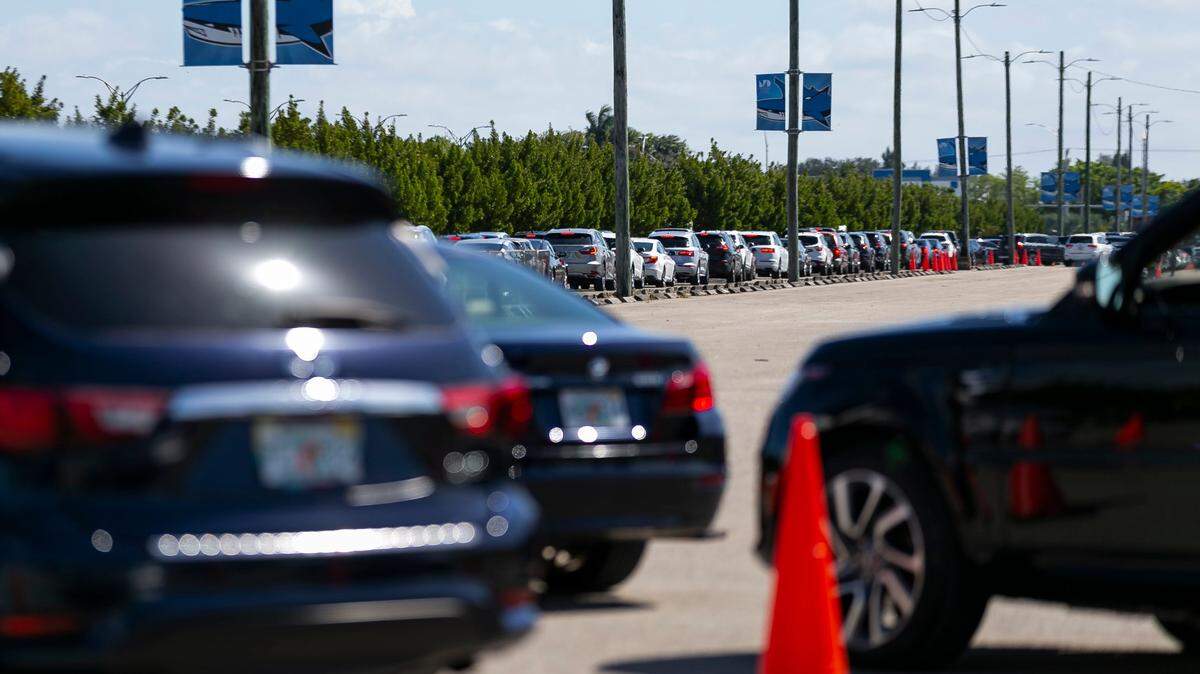 Una larga fila de autos en el campus norte del Miami Dade College, donde se ha establecido un centro federal de vacunación, en una imagen del 7 de marzo de 2021.
