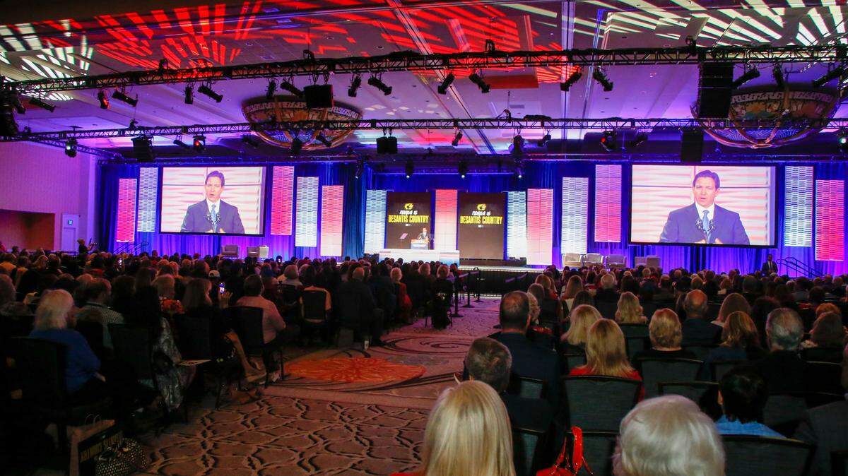 Ron DeSantis se dirige al público durante la Cumbre de la Libertad de la Florida, el sábado 4 de noviembre de 2023 en Orlando.