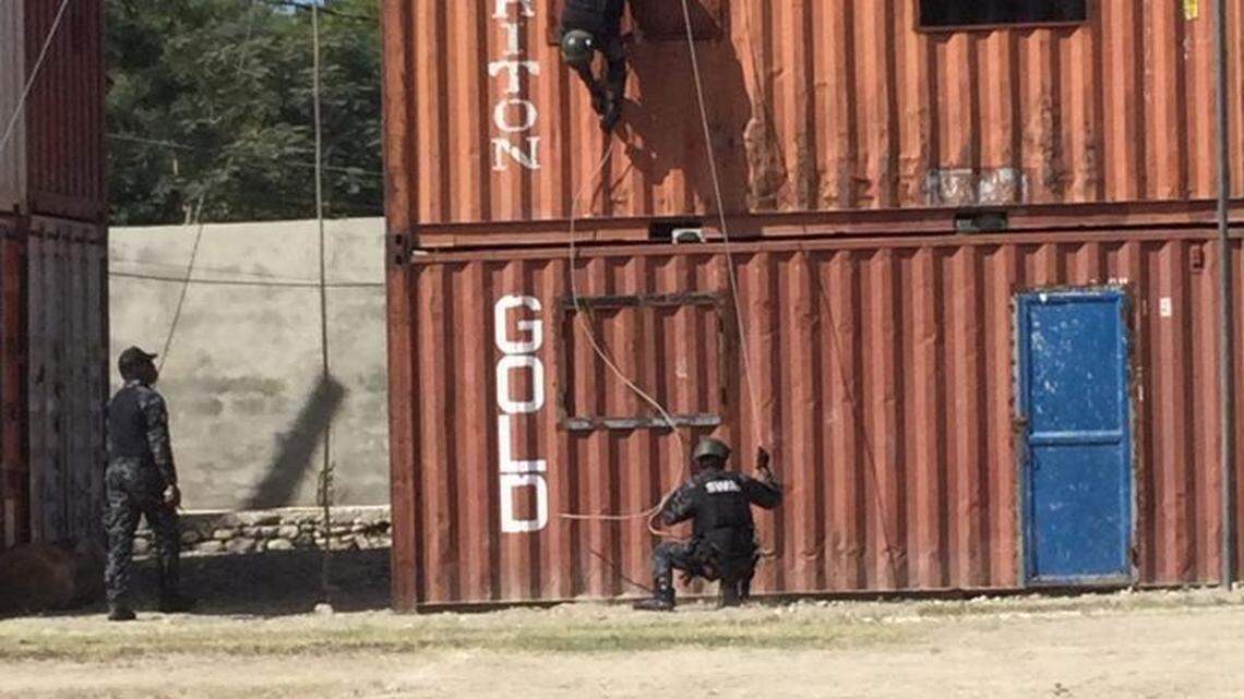 Estados Unidos ayudó a entrenar a un nuevo equipo SWAT en Haití con la ayuda de un asesor policial contratado por la Oficina de Asuntos Internacionales de Narcóticos y Aplicación de la Ley. En esta foto, oficiales de la Policía Nacional de Haití muestran su entrenamiento.