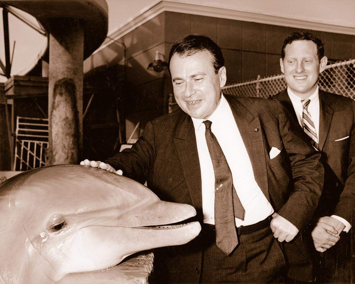 Polish-American violinist Henryk Szeryng and Miami classical music impressario Julian Kreeger at a visit to Miami’s Seaquarium in this undated file photo. Kreeger was counsel to the Seaquarium’s former owner, Wometco.