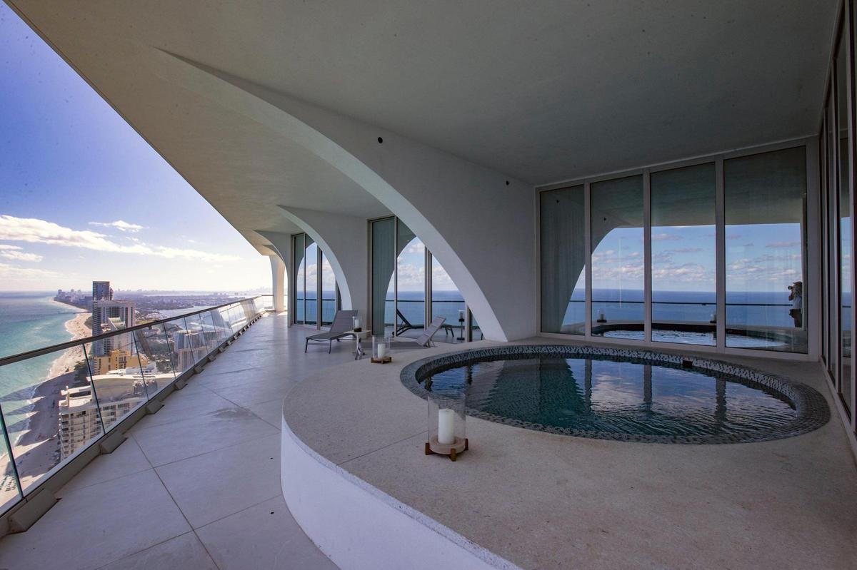 La tina de hidromasaje en el exterior de la suite del penthouse del condominio Jade Signature en 16901 Collins Ave., Sunny Isles Beach, el viernes, 3 de diciembre, 2021.