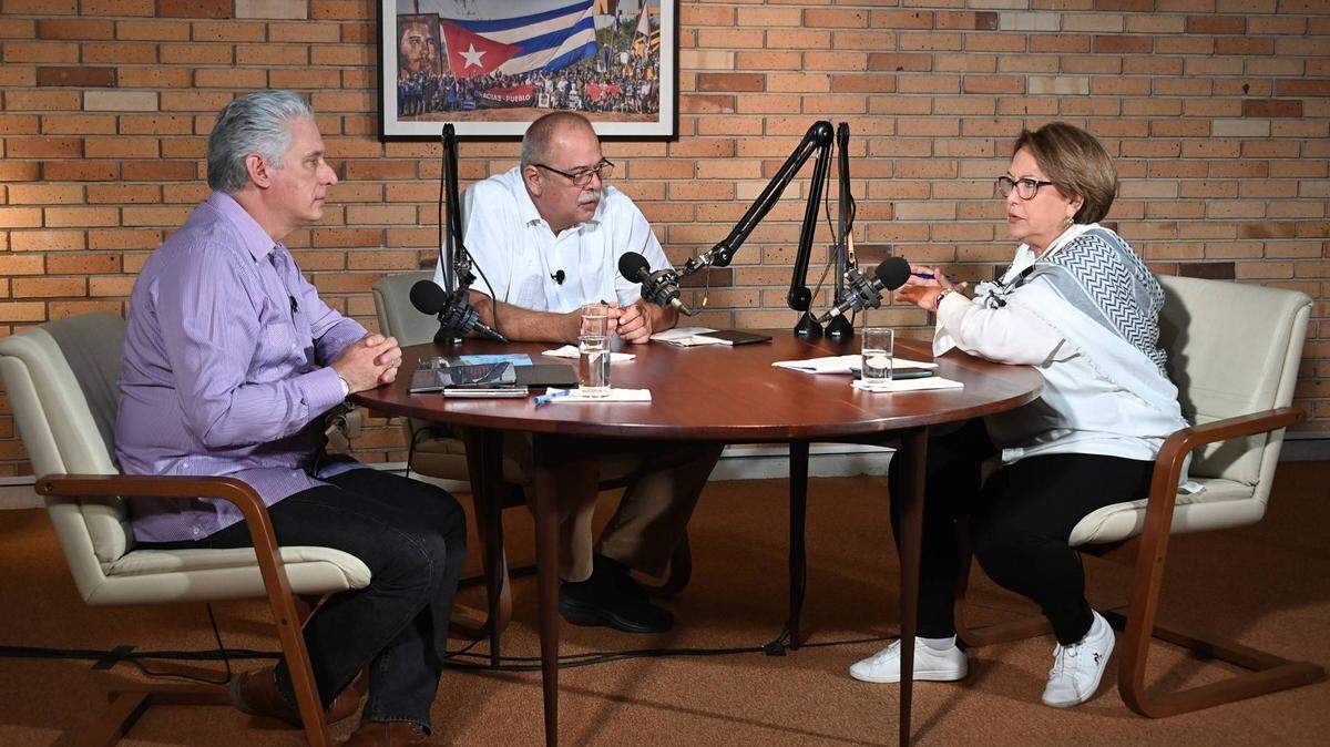 El líder cubano Miguel Díaz-Canel (izquierda), el ministro de Energía Vicente de la O Levy y la periodista de medios estatales Arleen Rodríguez Derivet durante la grabación del programa “Desde la Presidencia” el 20 de marzo en el Palacio de la Revolución.