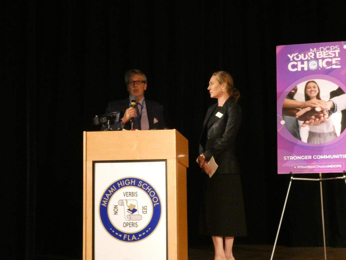 Gregory Swan, fundador de Fentanyl Fathers y Lisa Keeler, directora regional de Project Opioid South Florida, hablan durante una conferencia de prensa sobre las sobredosis de fentanilo, el jueves 2 de noviembre de 2023, en la Preparatoria Miami.