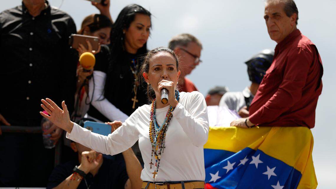 LA LIDER opositora venezolana, María Corina Machado, habla el 17 de agosto en Caracas durante una manifestación contra los resultados electorales oficiales que declararon a Nicolás Maduro como ganador de las elecciones presidenciales.