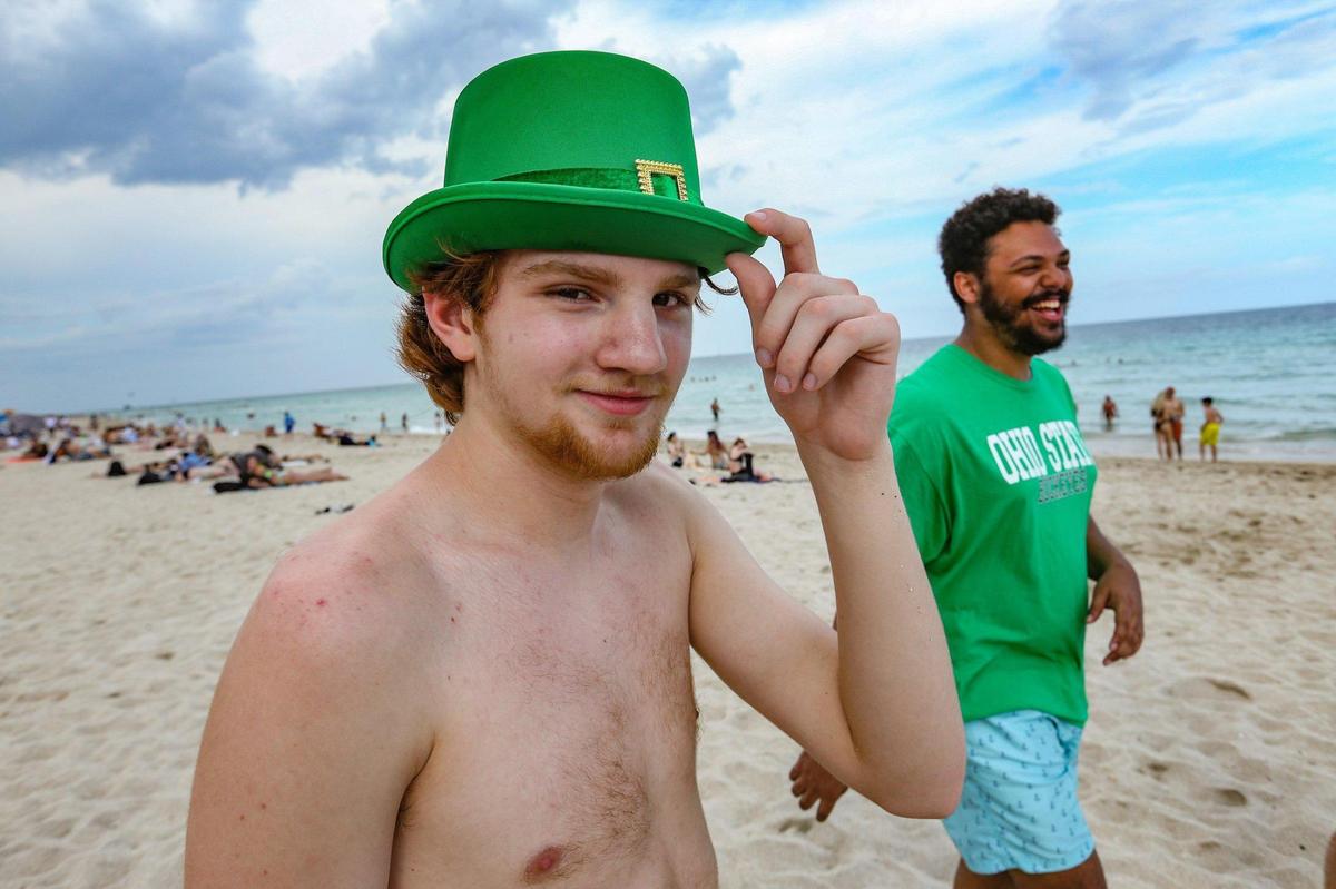 Connor Clark, de 19 año y  vacacionista de primavera de la Universidad Estatal de Ohio, celebra el Día de San Patricio en South Beach el 17 de marzo de 2022.