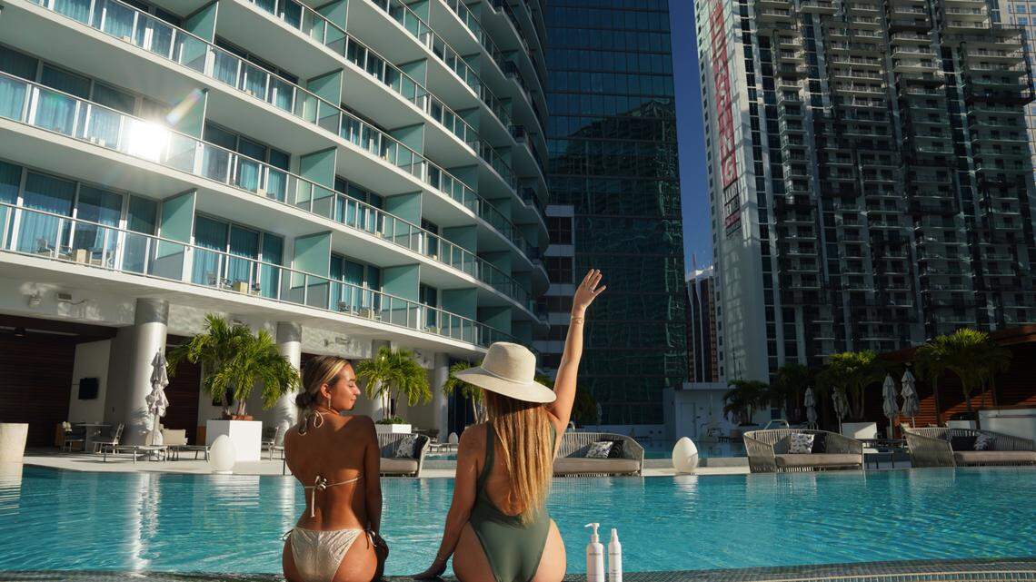La piscina del Kimpton Epic en Miami.