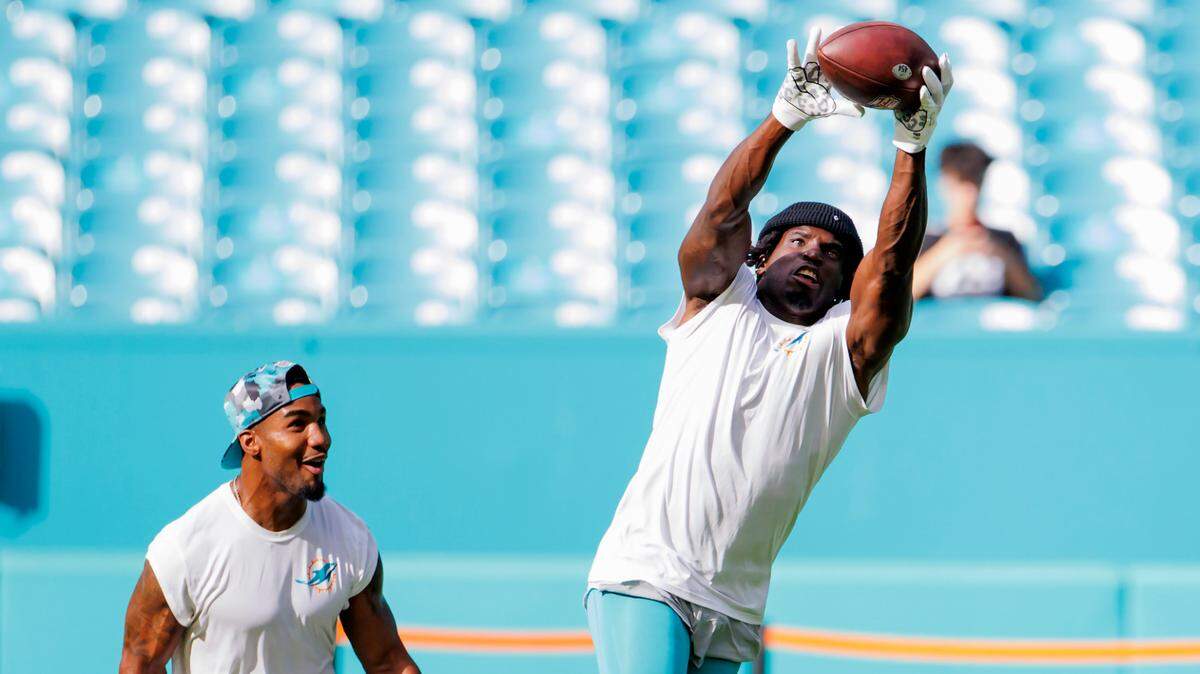 Miami Dolphins wide receivers Jaylen Waddle (17) and Tyreek Hill (10) practice before the start of an NFL preseason football game against the Philadelphia Eagles at Hard Rock Stadium on Saturday, August 27, 2022 in Miami Gardens, Florida.
