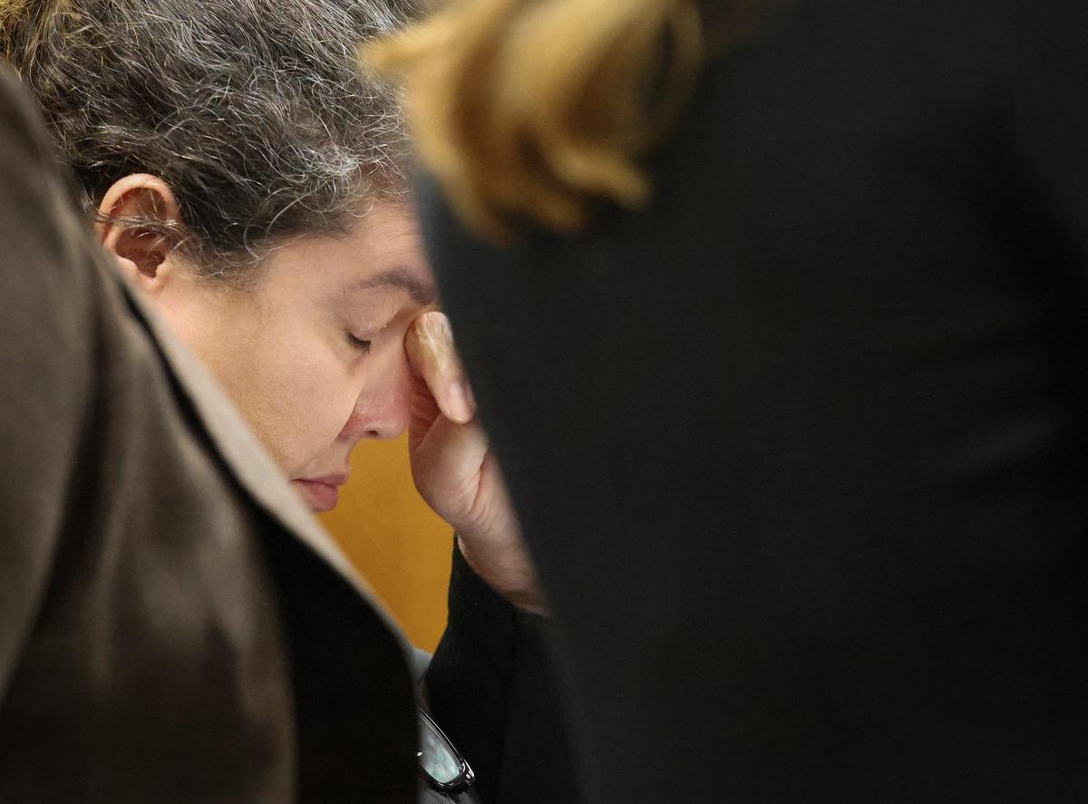 Gamaly Hollis reacciona al enterarse de que no volverá a la cárcel, al menos de momento, por publicar artículos sobre su caso en las redes sociales. El año pasado fue acusada de acosar a un policía de Miami-Dade que baleó a su hijo enfermo mental, armado con dos cuchillos, en el apartamento familiar.