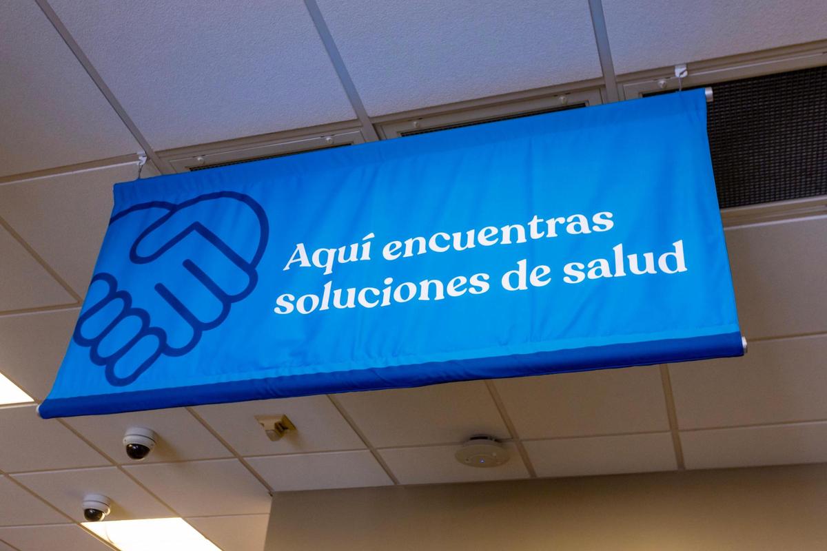 Una pancarta que dice 'Aquí encuentras soluciones de salud' en español en un Florida Blue Center, en Hialeah, Florida, el miércoles 20 de diciembre de 2023.
