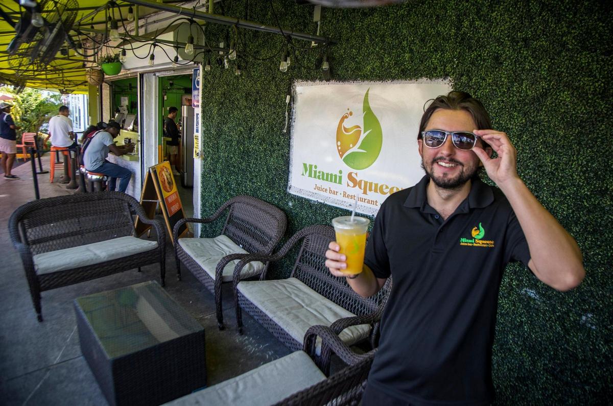 Warren Amar, propietario de Miami Squeeze, en el exterior de su bar de jugos, situado en el 18315 W. Dixie Highway.