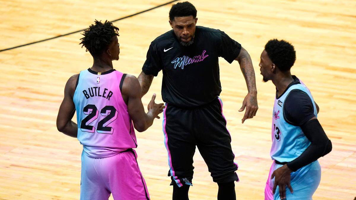 El veterano delantero del Heat, Udonis Haslem (c) saaluda a Jimmy Butler (22) y Bam Adebayo antes de un partido contra los 76ers a, el jueves 13 de mayo de 2021 en Miami.