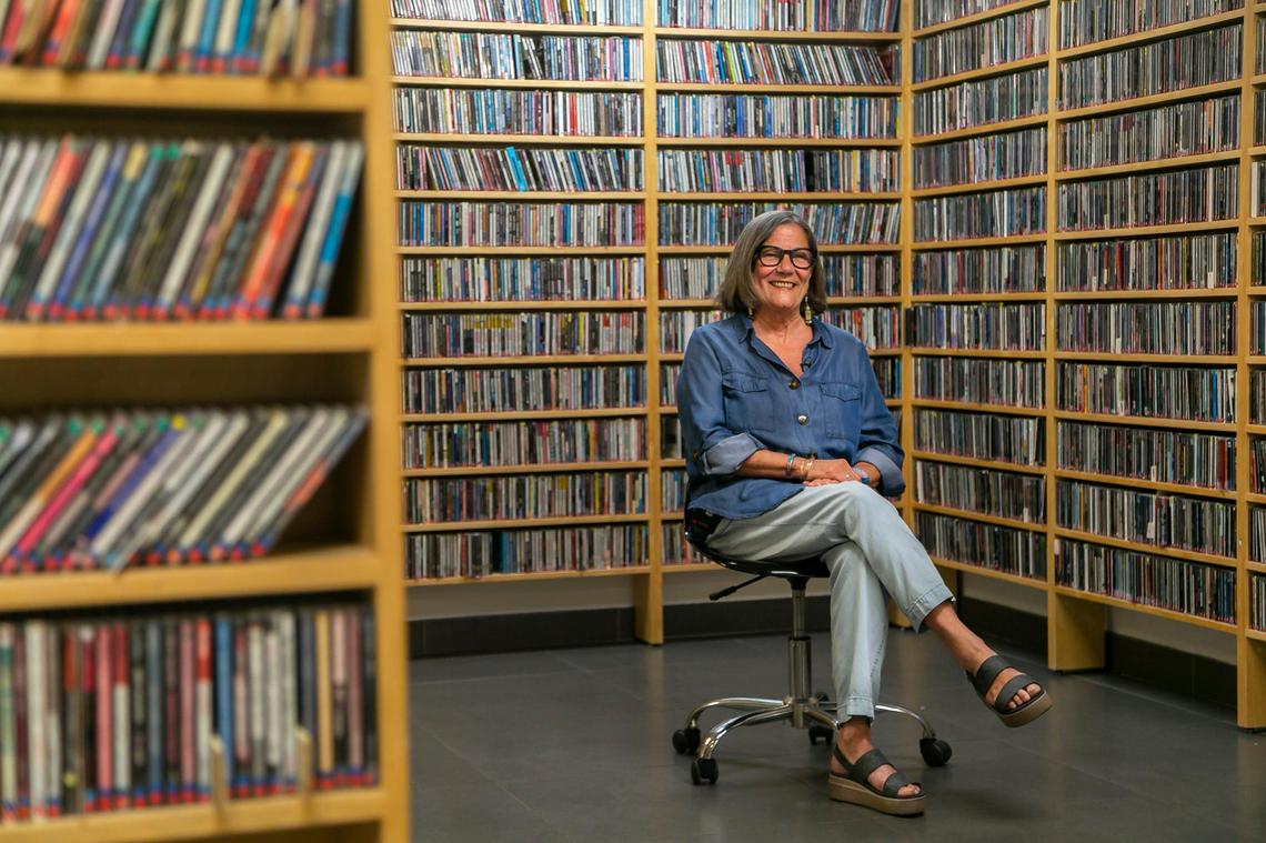 La directora general de la radio pública WDNA 88.9 FM, Maggie Pelleyá, trabaja desde la emisora en el vecindario de Coral Way de Miami, el jueves 6 de mayo de 2021.