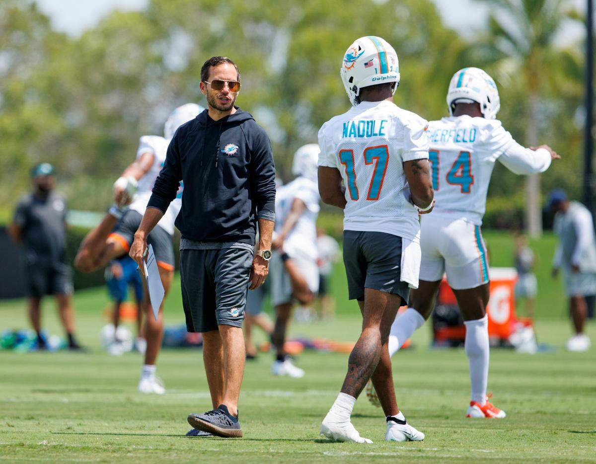 El entrenador de los Dolphins, Mike McDaniel, habla con el wide receiver, Jaylen Waddle (17), en el entrenamiento, el 7 de septiembre de 2022 en Miami Gardens, Florida.