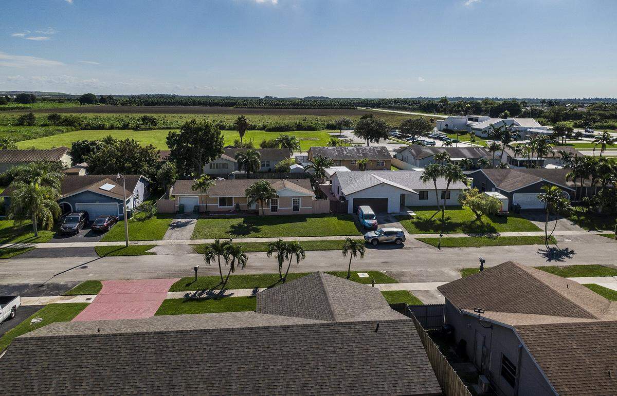 Vista de un barrio residencial junto a extensos campos de cultivo, ubicado en 26100 SW 112th Ave., Homestead, que forma parte de un plan para ampliar el límite de desarrollo urbano, transformando tierras agrícolas en un parque industrial de 9 millones de pies cuadrados cerca de Homestead. La fotografía fue tomada el miércoles 29 de septiembre de 2021.