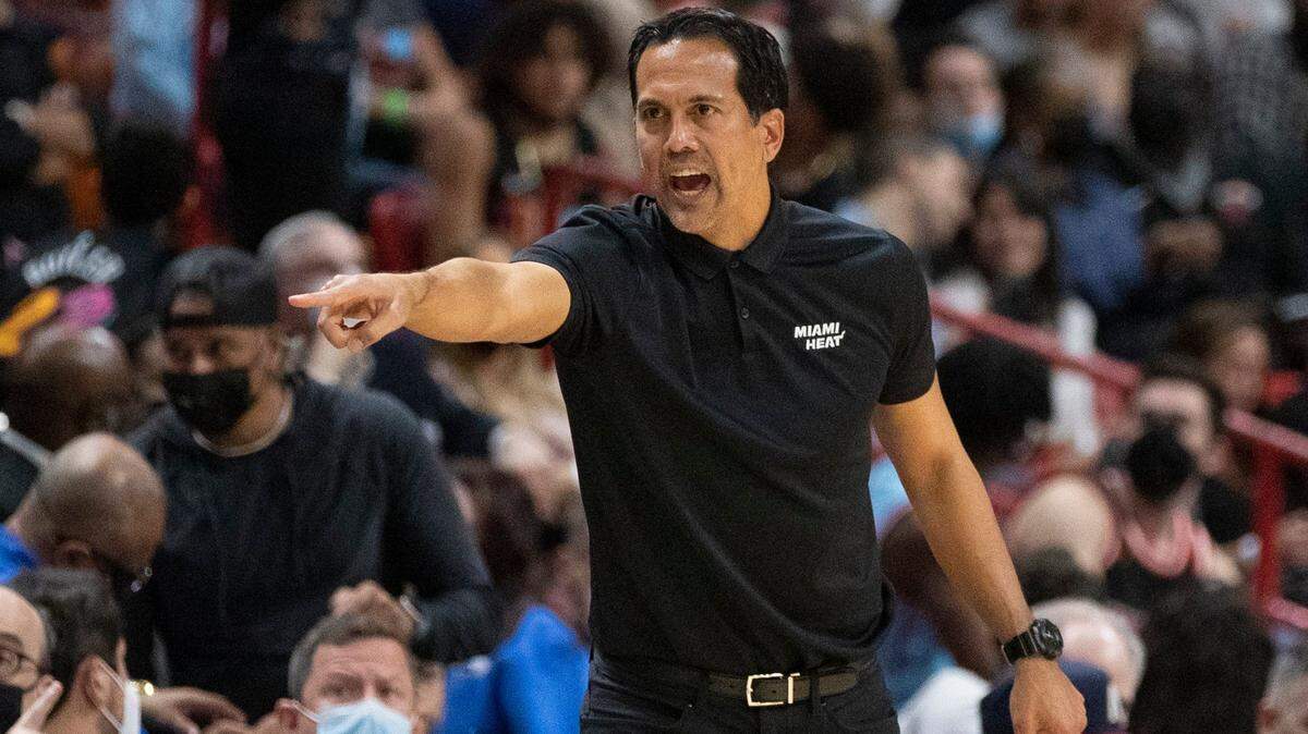 El entrenador del Heat, Erik Spoelstra, grita en el primer cuarto durante el partido contra los Bulls de Chicago en el FTX Arena de Miami, el 11 de diciembre de 2021.