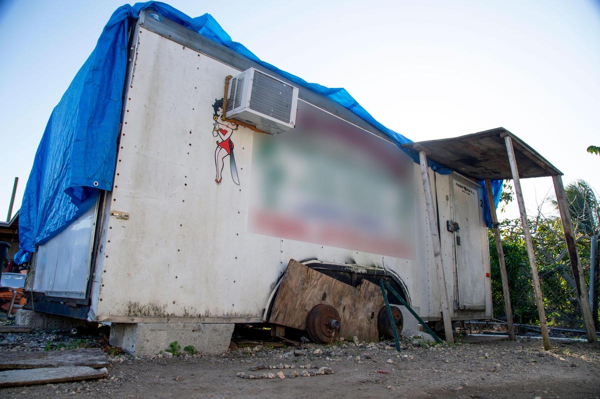 Uno de los remolques dilapidados que alberga a trabajadores inmigrantes y sus familiares en un campamento secreto en el sur de Miami-Dade.