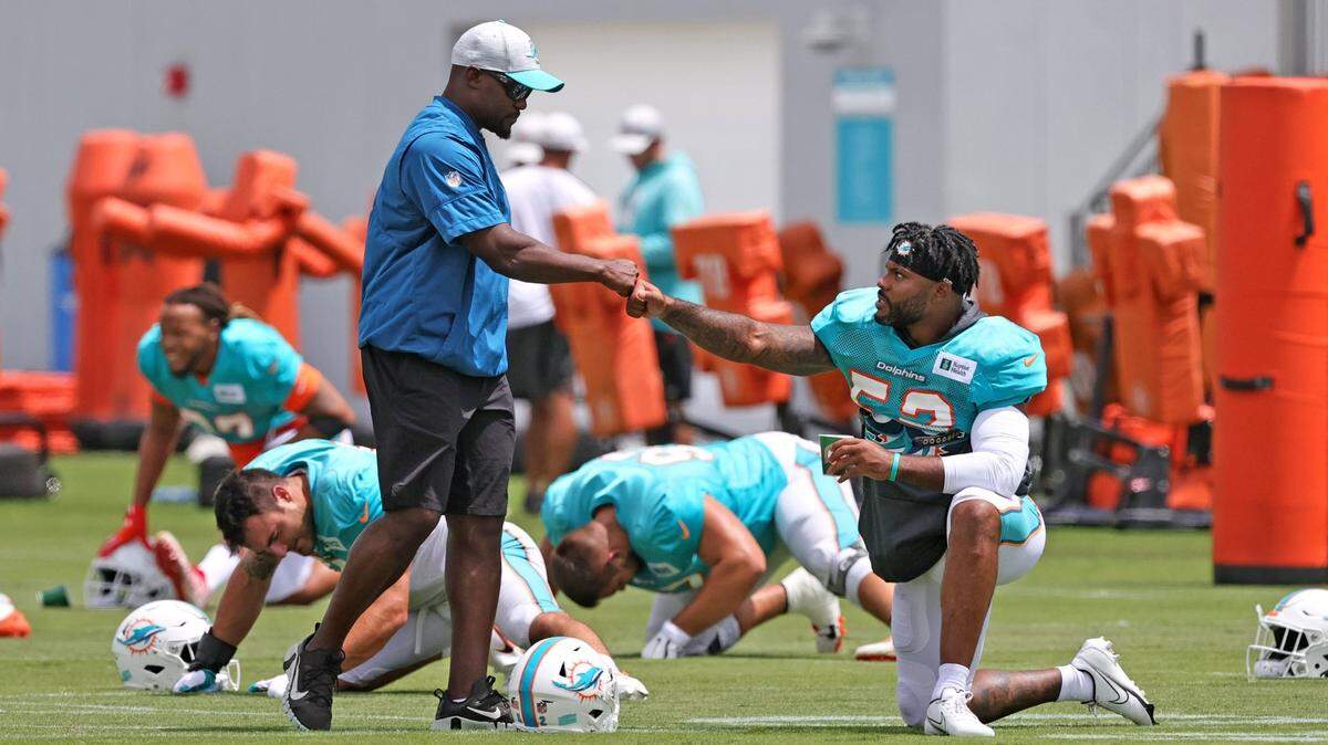 Miami Dolphins head coach Brian Flores talks with Miami Dolphins outside linebacker Elandon Roberts (52) during NFL football training camp at Baptist Health Training Complex in Hard Rock Stadium on Wednesday, September 1, 2021 in Miami Gardens, Florida.