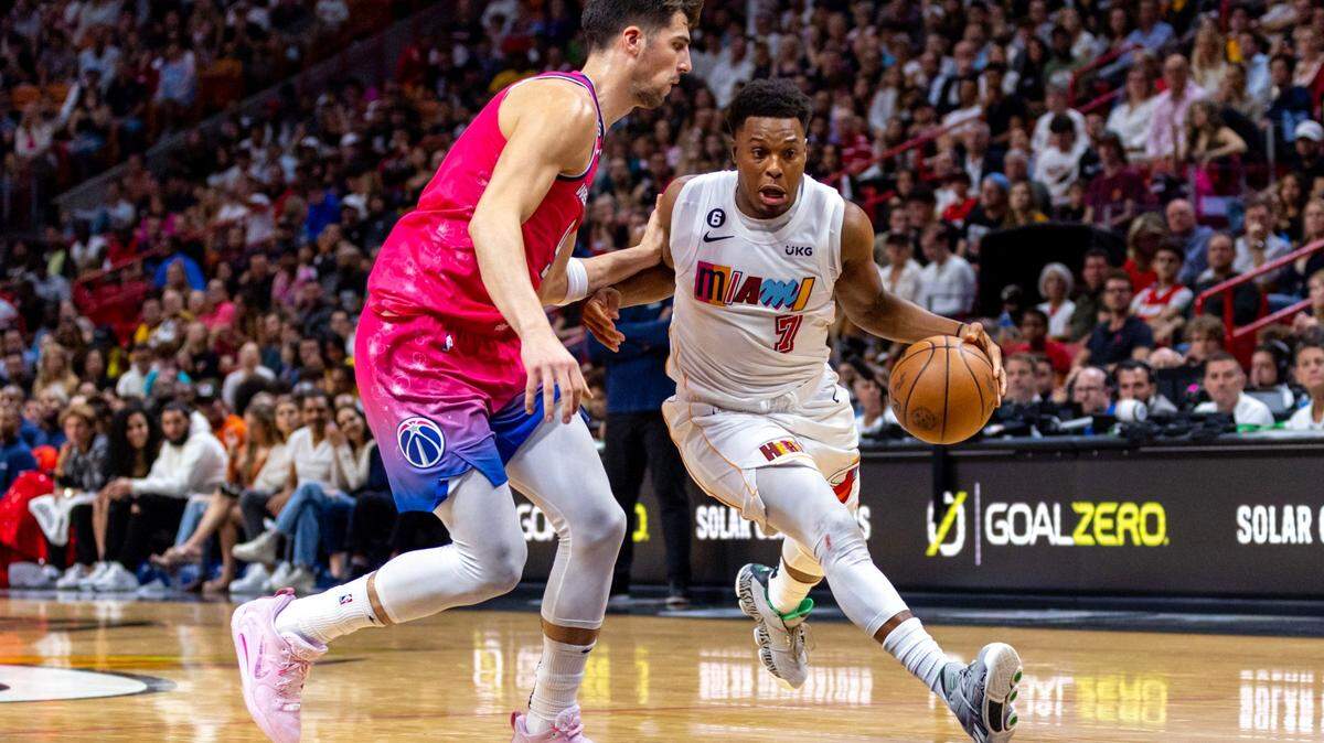 El armador del Heat, Kyle Lowry (7), esafía la marca de delantero de los Wizards, Deni Avdija (9), el 23 de noviembre de 2022. en el FTX Arena.