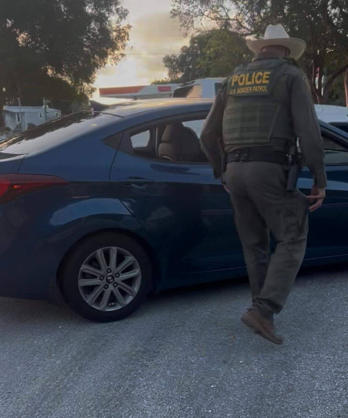 Un agente de la Patrulla Fronteriza de EEUU se acerca a un automóvil detenido durante un operativo migratorio en Key Largo, el viernes 21 de noviembre de 2025.