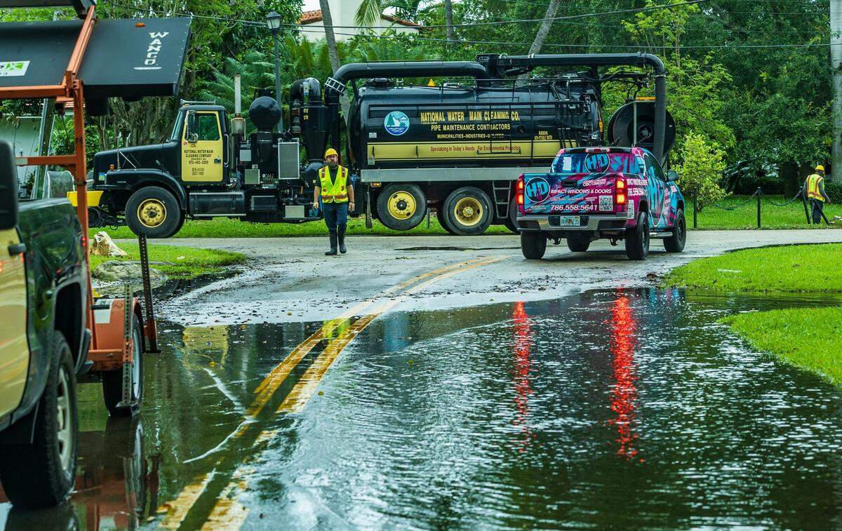 Jueves 13 de junio de 2024: Cuadrillas de camiones aspiradores son vistos limpiando los desagües en la zona de Alton Road y La Gorce Dr., en Miami Beach, luego del mal tiempo que afectó al sur de la Florida esta semana.