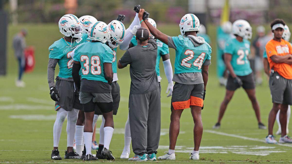 La defensa de los Miami Dolphins se apiña durante la práctica en el Baptist Health Training Complex en Miami Gardens el miércoles 24 de noviembre de 2021.