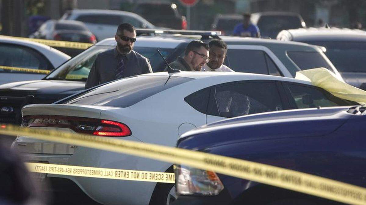 Broward Sheriff’s Office deputies work the scene of a fatal shooting in North Lauderdale, Tuesday, Dec. 17, 2019.