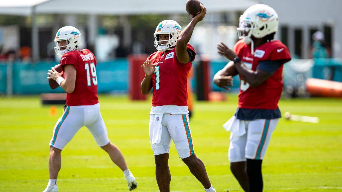 Foto de archivo. El quarterback de los Dolphins, Tua Tagovailoa (1), lanza el balón junto a los QB suplentes Skylar Thompson (19) y Teddy Bridgewater (5) durante el campamento de entrenamiento de los Dolphins. 
