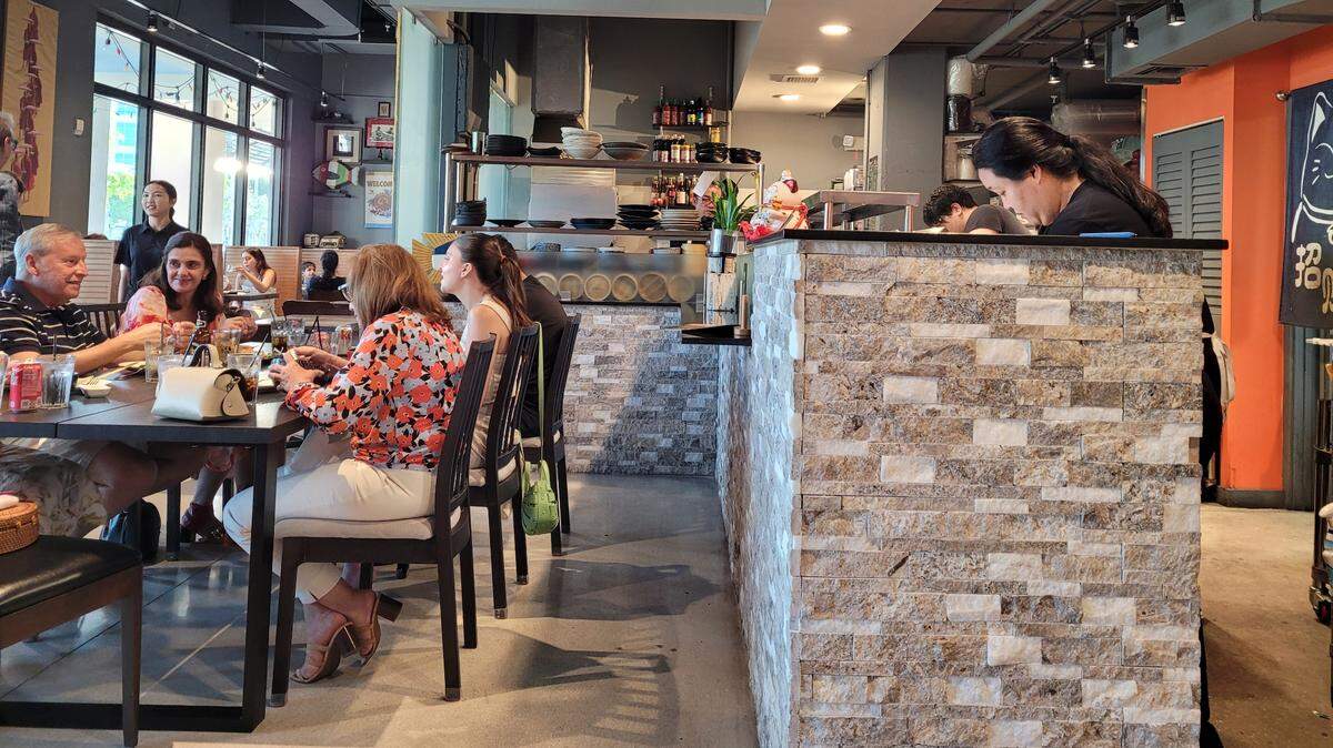 Los comensales disfrutando de tapas tailandesas y sushi en Pla-Tu Sushi Thai Tapas, en South Miami, que fue nombrado el mejor restaurante de la Florida por Yelp.