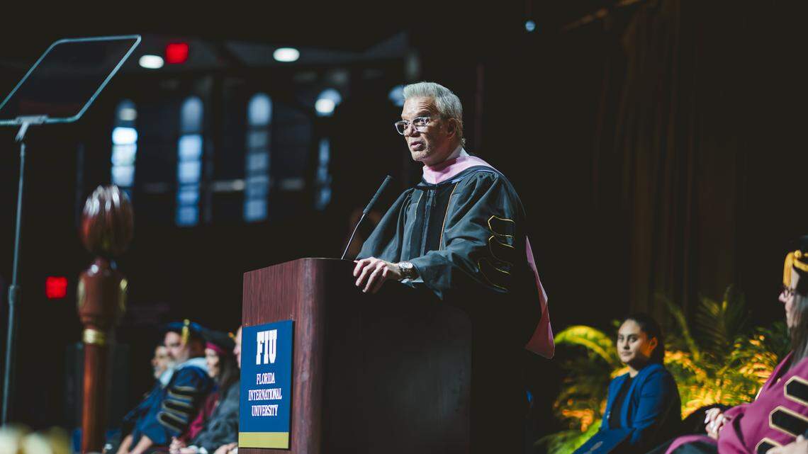 On Monday April 27, 2026, Cuban singer Willy Chirino was presented with an honorary Doctor of Music degree at Florida International University’s Ocean Bank Convocation Center on FIU’s Modesto Maidique Campus