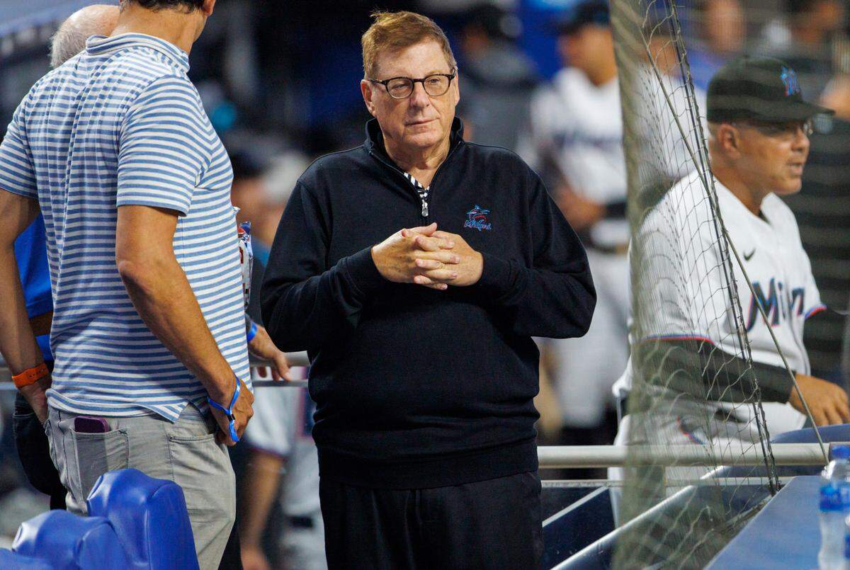 El principal propietario de los Marlins, Bruce Sherman, mira el  partido contra los Cardenales de San Luis en el LoanDepot Park, el 19 de abril de 2022, en Miami, Florida.